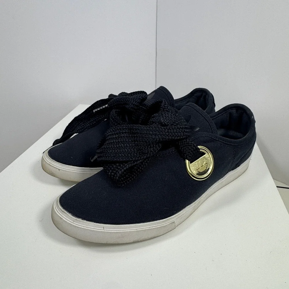 adidas Sleek Low Sneaker Womens Size 7 Black‎ Ribbon Bow Gold Badge FV0741